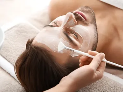 Homem recebendo máscara facial na Limpeza de Pele For Men