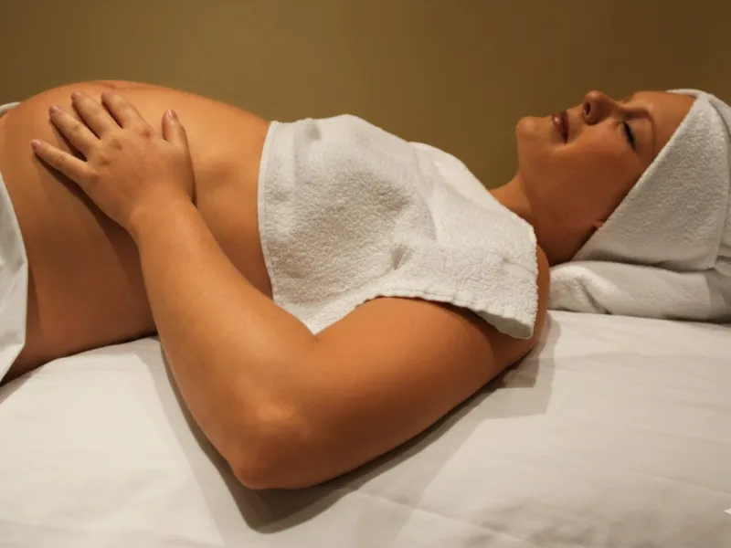 Gestante relaxando durante a Limpeza de Pele Mamy